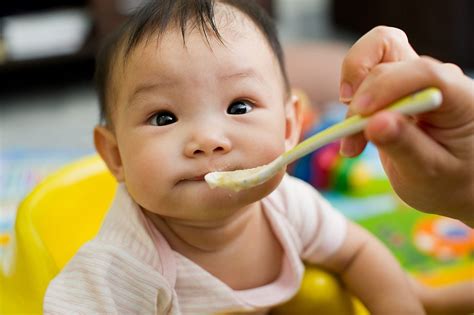 Feb 8, 2022 ... First Finger Foods for Your Baby · Steamed veggies like sweet potatoes, potatoes, carrots, green beans, peas · Soft, ripe fruits like bananas, .....